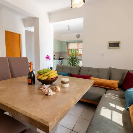 Feriehus Coralia - Coastal Comfort Near & Restaurants