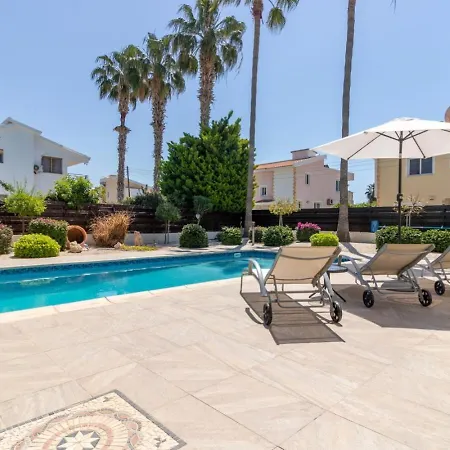 Feriehus Coralia - Coastal Comfort Near & Restaurants