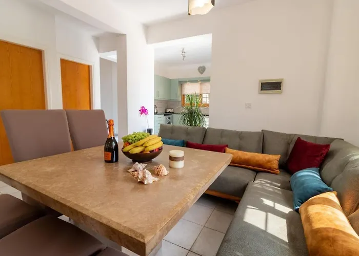 Semesterbostad Coralia - Coastal Comfort Near & Restaurants